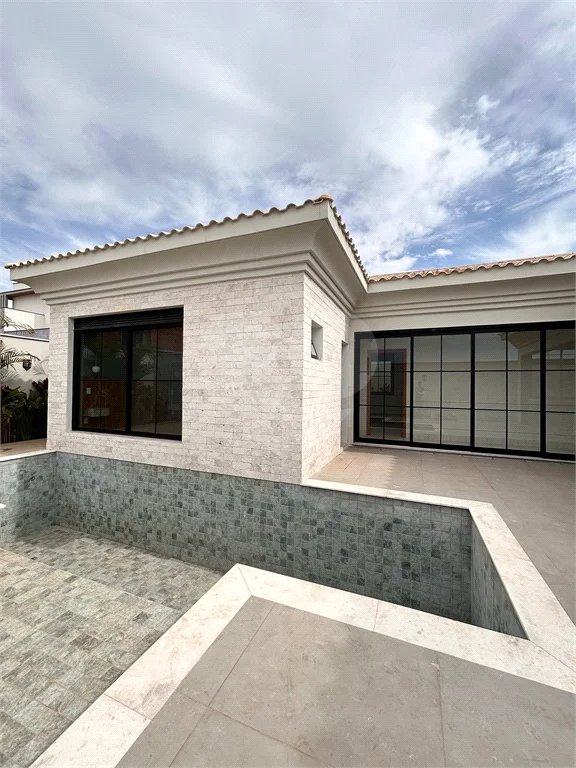 Casa térrea em estilo neoclássico com 3 suítes, no Condomínio Damha 2, na cidade de Piracicaba - SP.