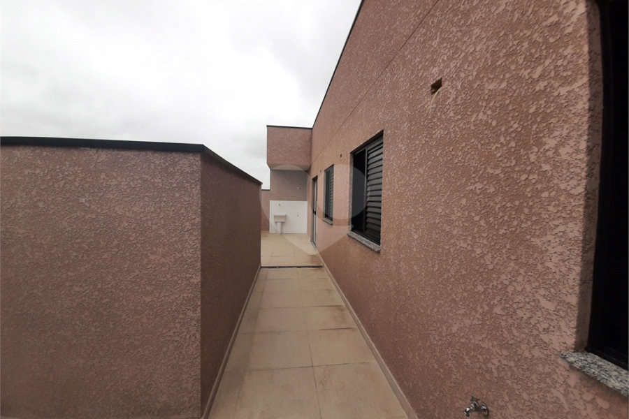Apartamento COBERTURA com 66m2, 3 quartos, banheiro, sala, cozinha, quintal e 1 vaga