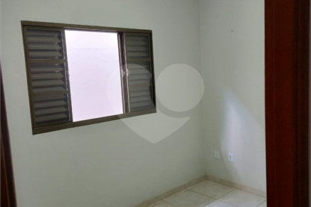 Casa Térrea com 2 dormitórios, sendo 1 suíte.