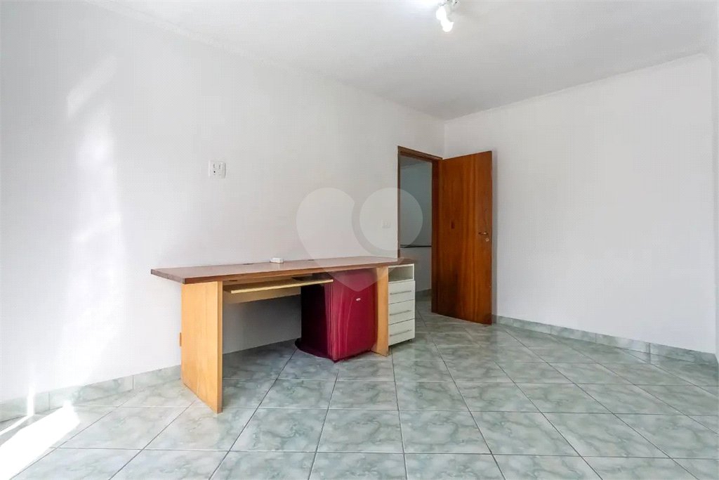 Sobrado no Jabaquara com 280m², 3 dormitórios, quintal amplo, varanda e 3 vagas de garagem.