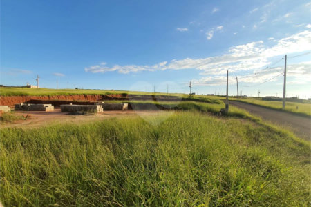 Terreno com 1.000,00 m² de área.