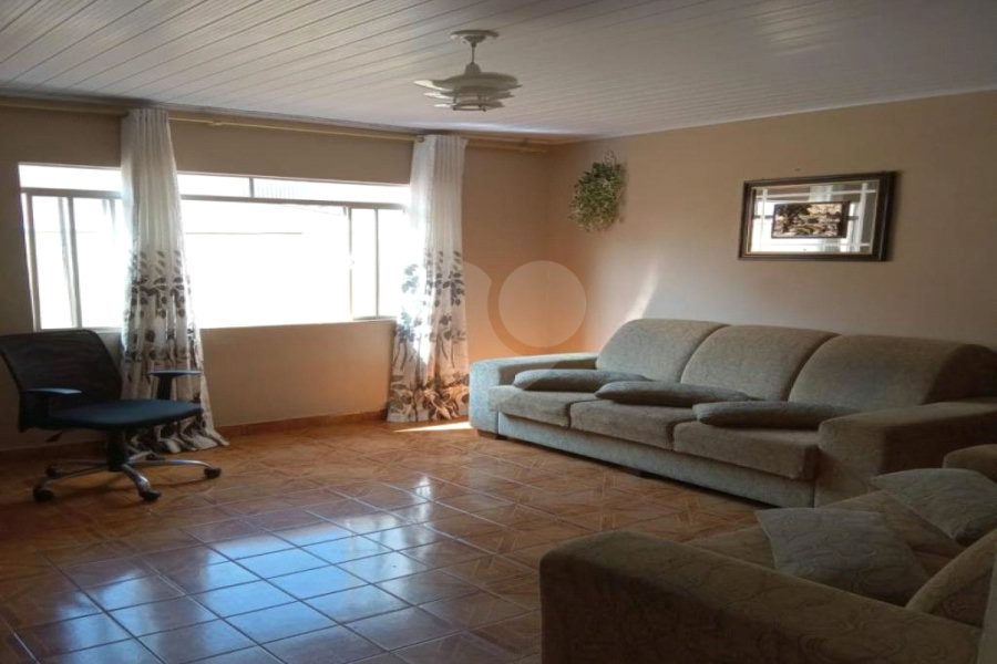 Sobrado grande com 2 garagens, 4 dormitórios.