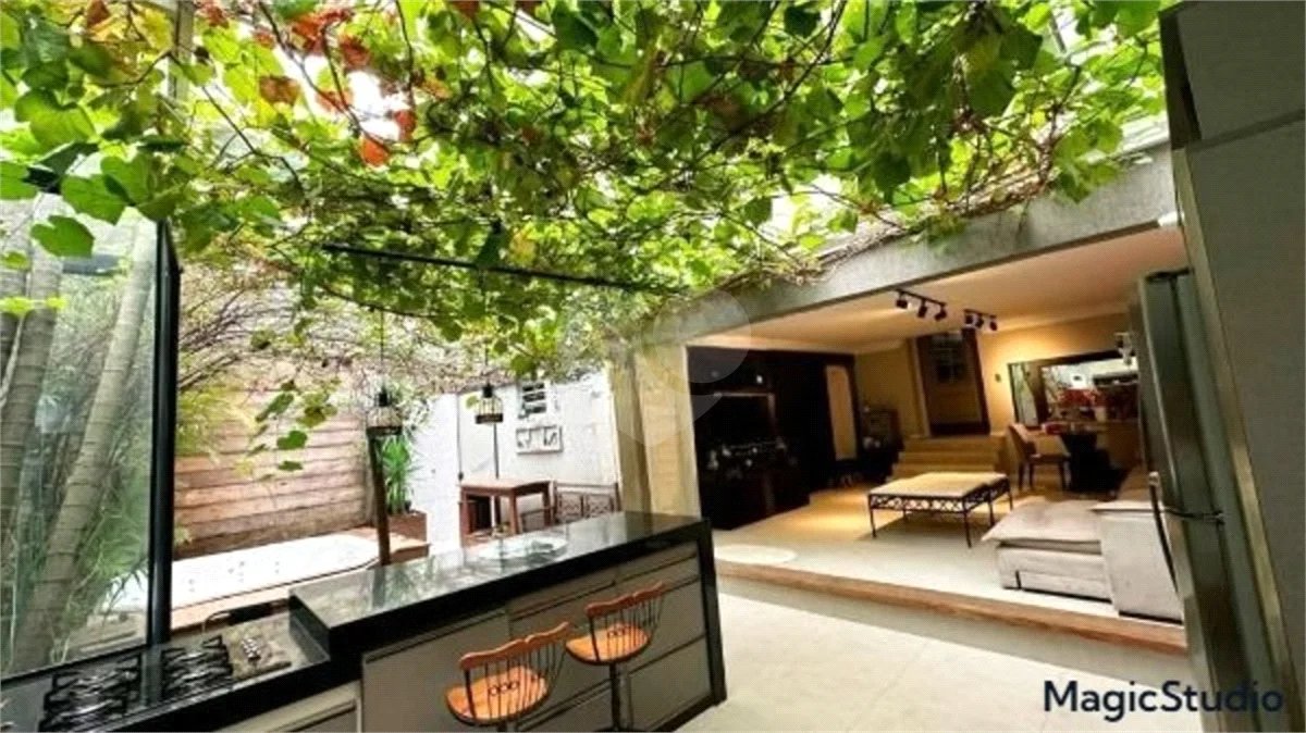 Casa com 400m², 4 dormitórios, sendo 3 suítes, 5 vagas de garagem, à venda na Vila Prudente.