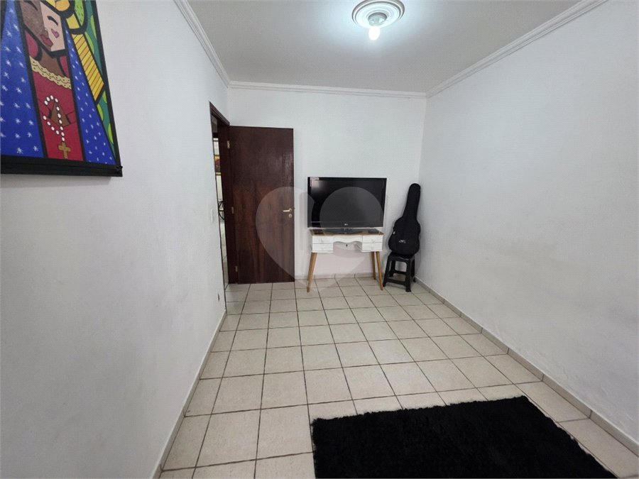 Casa térrea à venda no Douradinho com 2 quartos e edícula com mais dois quartos e 2 banheiros.