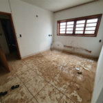 Casa térrea com 5 dormitórios, sendo 2 suítes.