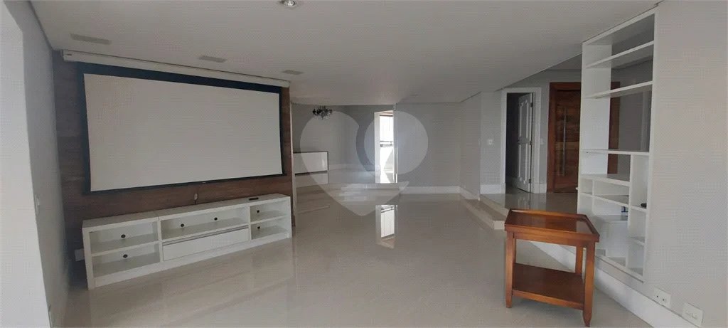 Apartamento à venda no Campo Belo de 245m² com 3 suítes e 3 vagas