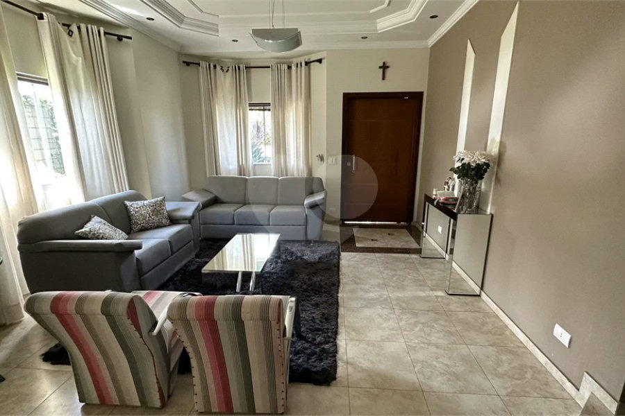 Casa em Condomínio Fechado com 4 suítes e área de lazer completa.