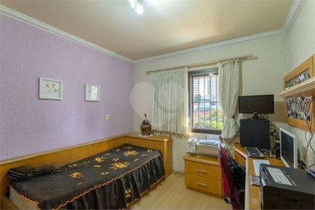 Apartamento na Vila Regente Feijó com 135m2, com 2 dorms, 1 suíte, 2 vagas. Estuda permuta.
