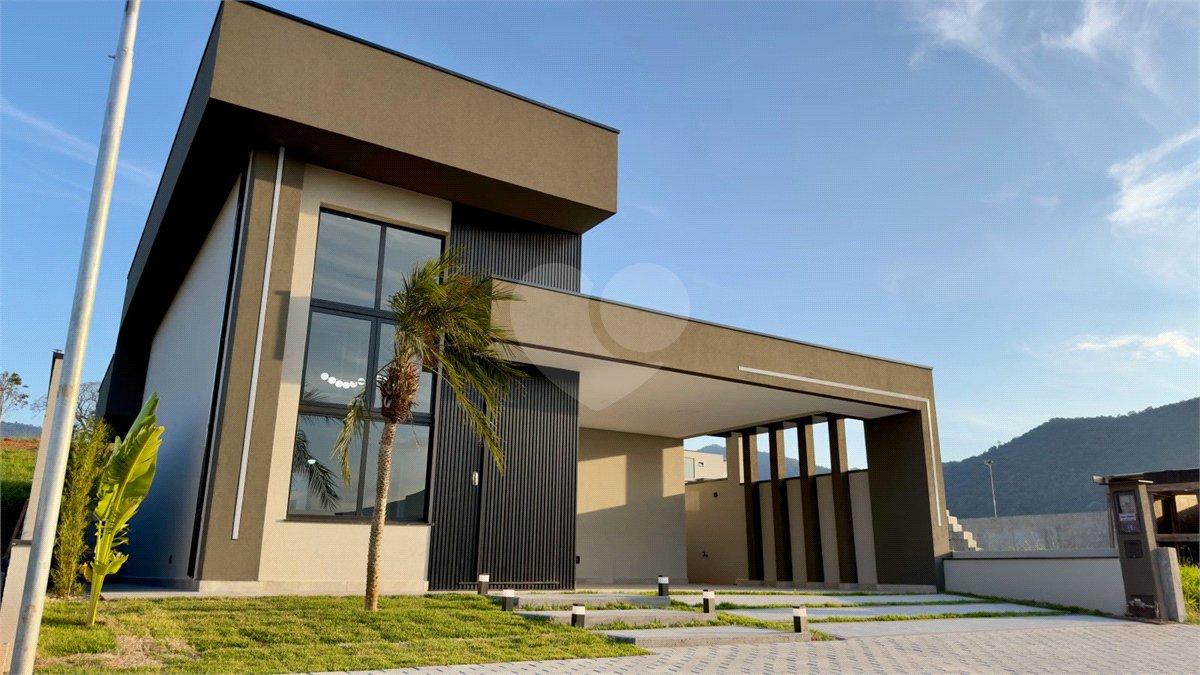Casa térrea 3 dormitórios (3 suítes), espaço gourmet, piscina, 2 vagas garagem, condomínio fechado com ampla área lazer