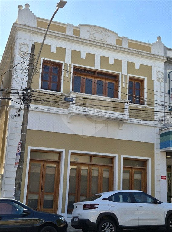 Sobrado á venda localizado no centro.