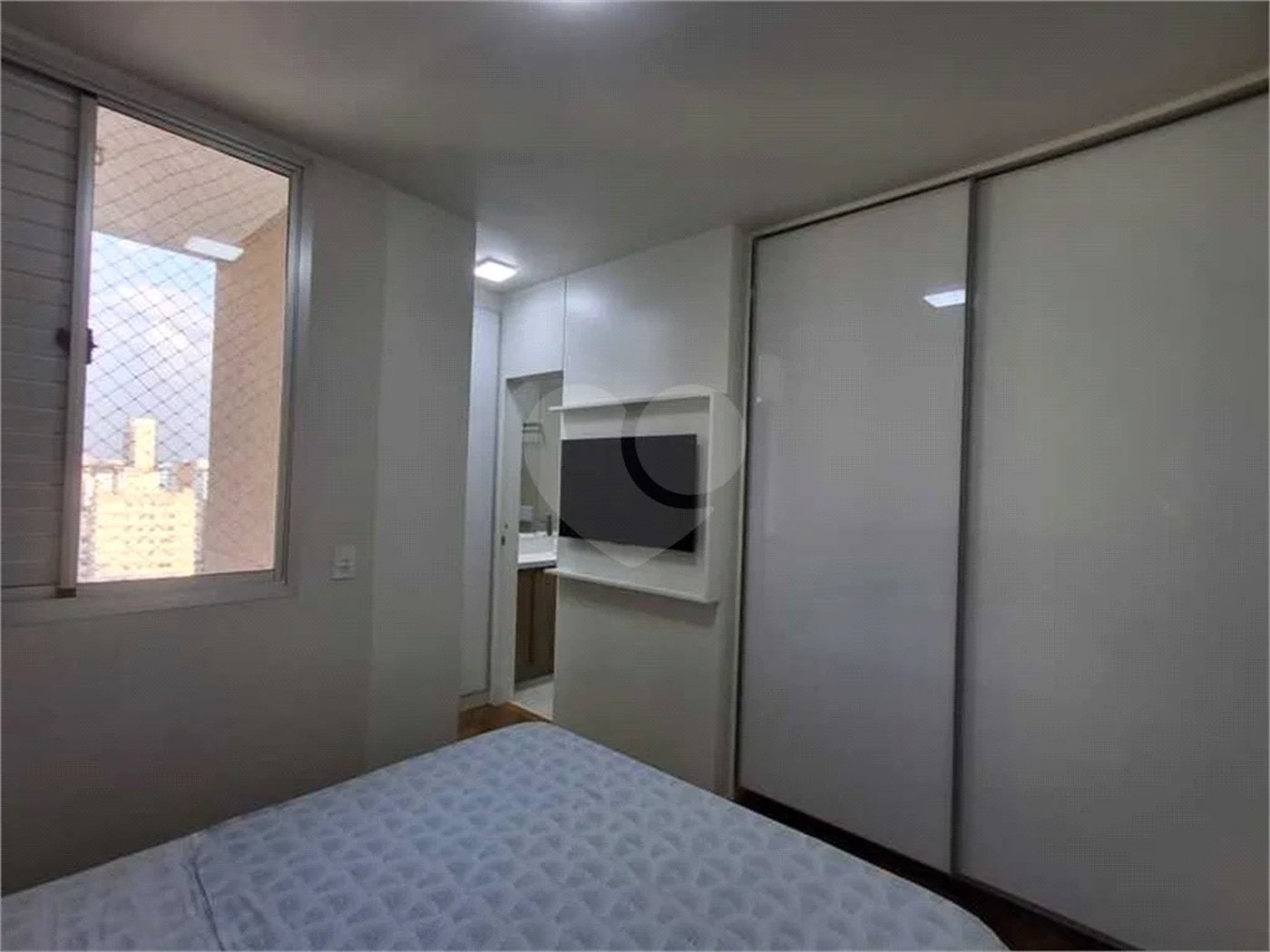 Apartamento totalmente decorado em Moema com 70 m2 , 2 quartos, 2 suítes e 2 vagas, ambientes com ar condicionado.