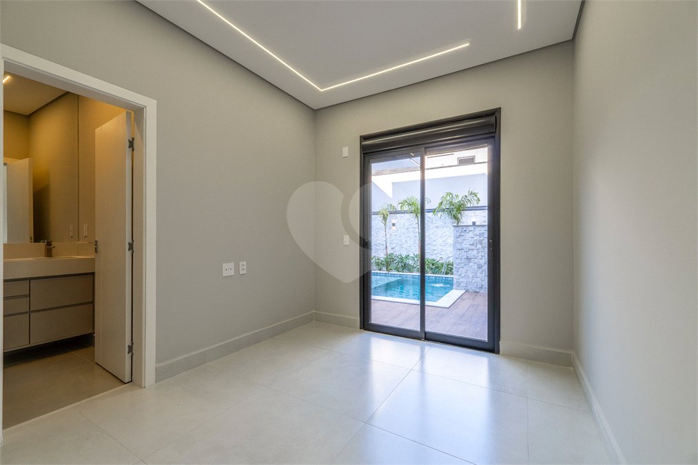 Indaiatuba - SP - Condominio Dona Lucilla - Valor R$2.295.000,00 - 3 suítes + escritório + lavabo - Terreno: 300m2 - Construção: 188m2 - Diferenciais - Móveis planejados no escritório, sala de TV, lavabo, cozinha, área gourmet, lavanderia, banheiros e closet - Ar condicionado em todos os ambie