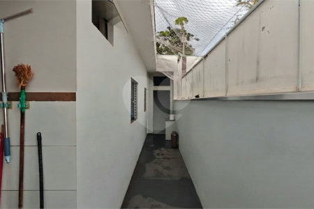 Casa Nova (Apenas 2 Anos) com Suíte: Conforto, Segurança e Localização Privilegiada!