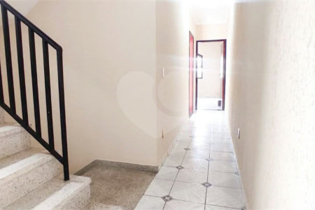 Casa com 180m², 3 dormitórios, 1 vaga, à venda na Vila Scarpelli em Santo André.
