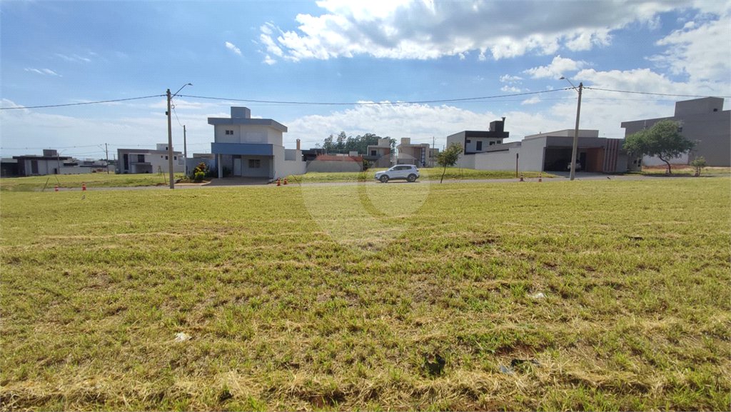 Lote à Venda em São Carlos, no Condomínio Villeneuve I