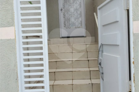Casa Térrea com 3 dormitórios.