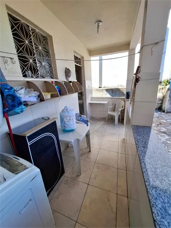 Ó TIMO CASA COM 3 QUARTOS E TERRAÇO EM CONTOMINIO FECHADO