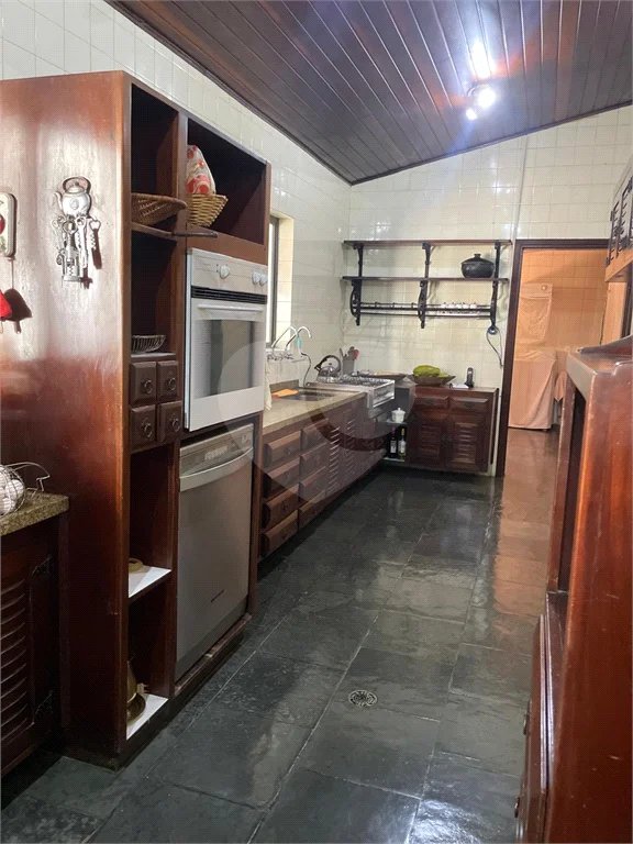 Casa à venda, 742 m², com piscina, 5 suítes, em Embu das Artes