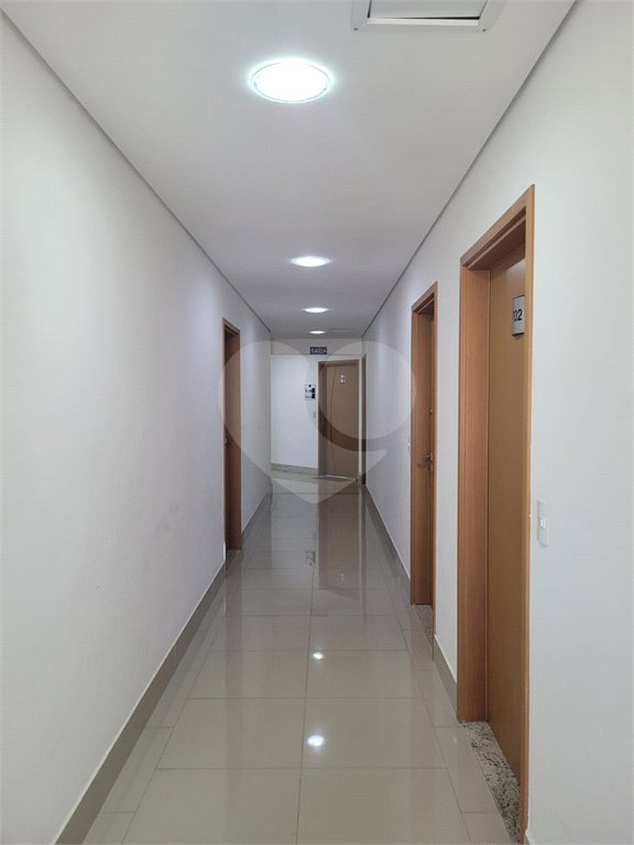Sala Comercial - Office Premium - Indaiatuba - Venda - Torre Corporate - 7º andar - Complexo Office Premium de 3 torres de salas comerciais, um shopping e um conjunto residencial. Sala sem os moveis das fotos, Dois subsolos de garagem, além de garagem no térreo. Área da unidade: 39,99m2