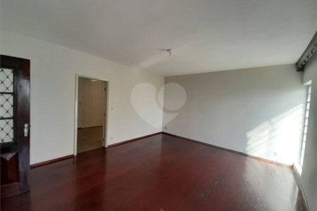Casa Disponível para Venda ou Locação na Vila Nery – Ideal para Residência ou Comércio