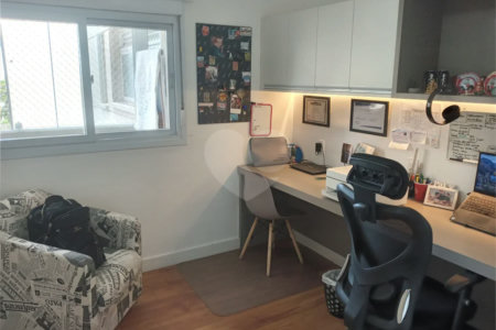 Apartamento 3 dormitórios, região do Campo Belo. Condomínio com laser completo.
