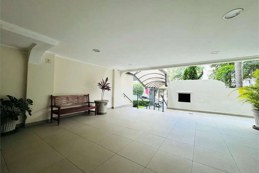 Vende-se Apartamento de 2 Quartos com Sacada na Vila Mascote