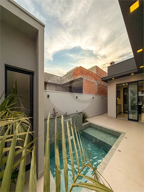Indaiatuba - Condominio Sapezal - R$ 2.400.000,00 - Área Total 360,00 m² - Área Construída 213,32 m² - TÉRREA - 03 suítes sendo a master com closet; - Escritório; Lavabo; Cozinha com cooktop e planejados; Gourmet com churrasqueira; Ambientes preparados para ar condicionado; Piscina com cascata,