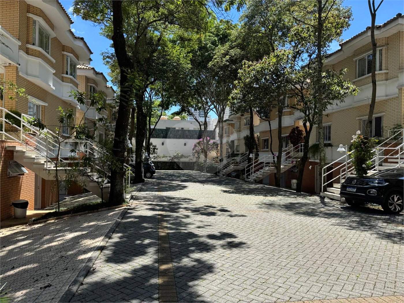 Casa à venda com 4 quartos, sendo 3 suítes, no condomínio Saint James Special Houses, São Paulo - SP