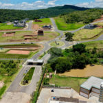 Casa térrea 3 dormitórios (3 suítes), espaço gourmet, piscina, 2 vagas garagem, condomínio fechado com ampla área lazer