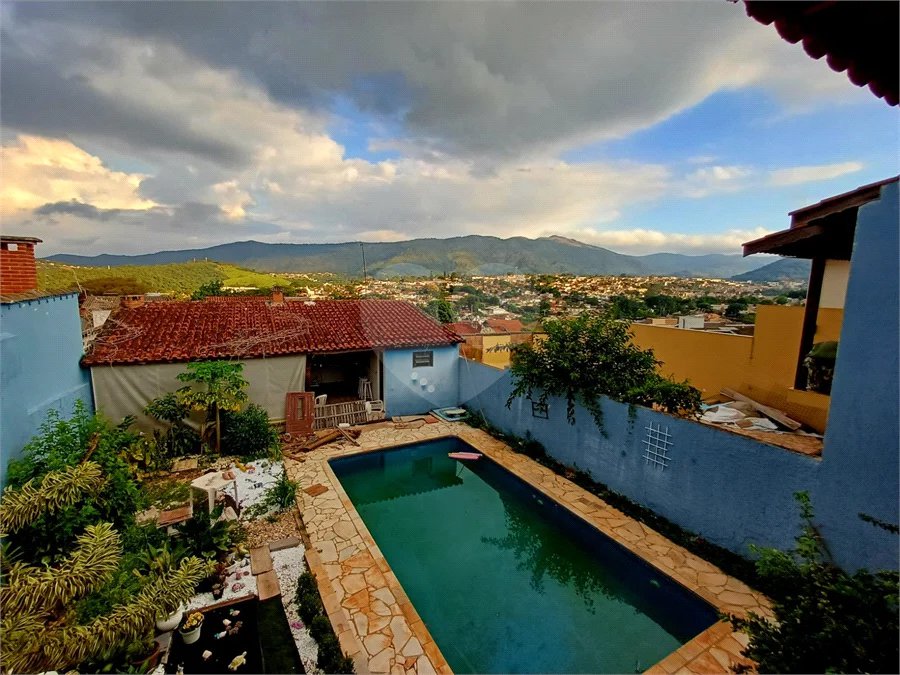 Casa à venda em Atibaia com 5 dormitórios (1 suíte), piscina e área gourmet, 2 vagas garagem, avalia permuta e financiamento