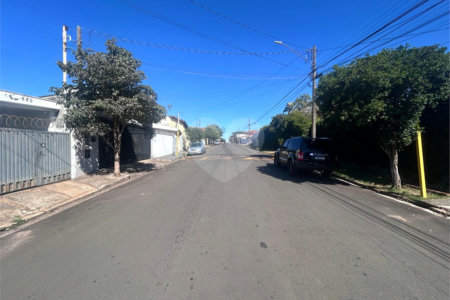 Casa espaçosa e confortável em um bairro tranquilo a venda.