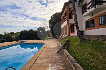 Indaiatuba- Vale das Laranjeiras - Vista dos fundos para o lago - Casa assobradada - 3 pisos, 4 quartos, 2 suítes, uma com hidro ,escritório, sala 3 ambientes, lareira, lavabo,cozinha ampla, despensa, lavanderia, churrasqueira, forno pizza, 6 wcs, piscina, jardim despensa, garagem, segurança