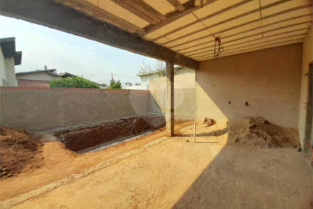 Casa em Construção com Área Gourmet e Piscina no Condomínio Damha II