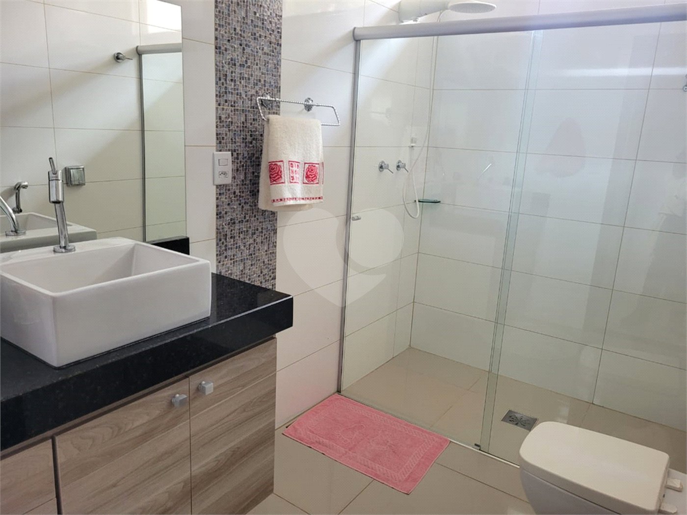 Casa térrea com 2 dormitórios, sendo 1 suíte.