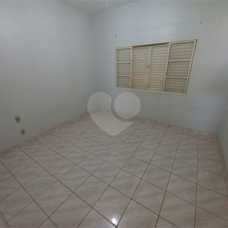 Casa Térrea com 3 dormitórios, sendo 1 suíte.