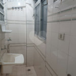 Apartamento super bem localizado, com 01 dormitório e armário embutido