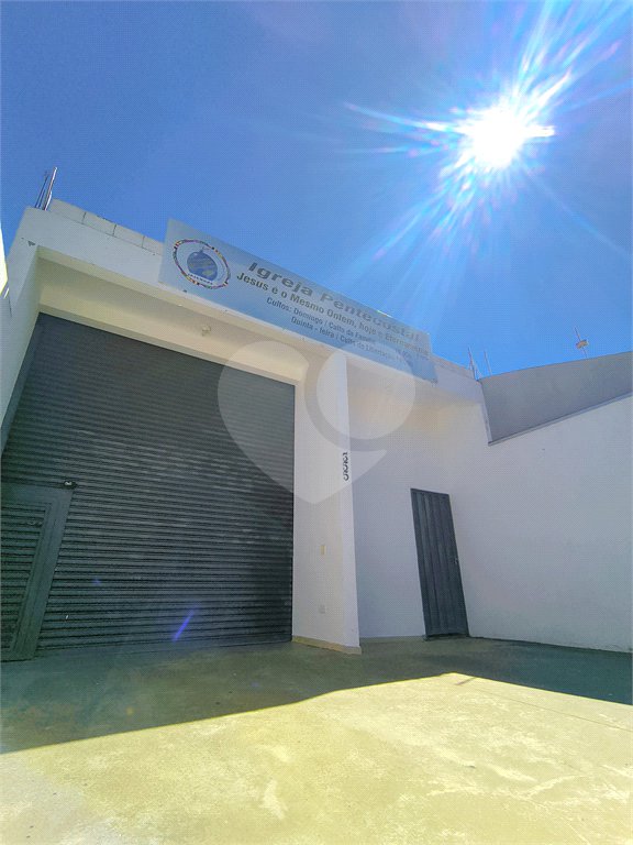 Imóvel disponível para venda com excelente localização e grande potencia, tambèm gerando uma renda passiva todos meses com contrato de aluguel ativo. Salão Comercial Perfeito para quem busca conforto, praticidade e um ótimo investimento