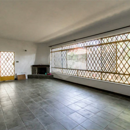Casa à venda em Moema de 280m² com 4 dormitórios, sendo 1 suíte e 2 vagas de garagem.