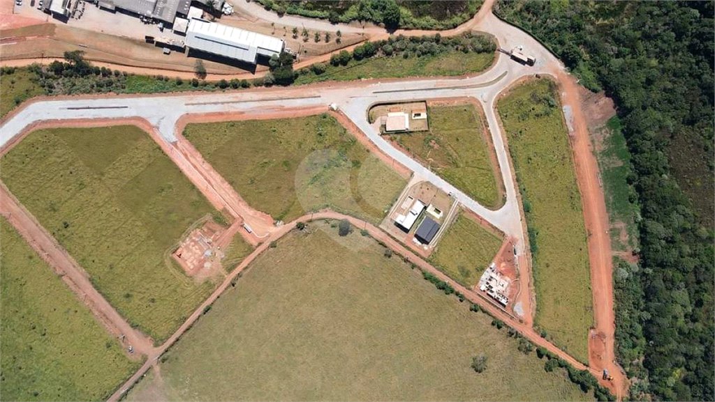 Terreno em Joanópolis com 1.000 metros, condomínio fechado com portaria e segurança, pronto para construir