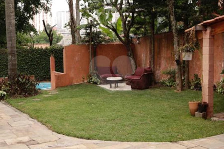 Casa à venda no Brooklin de 330 m² com 4 dormitórios 1 suíte 4 vagas com quintal e piscina!