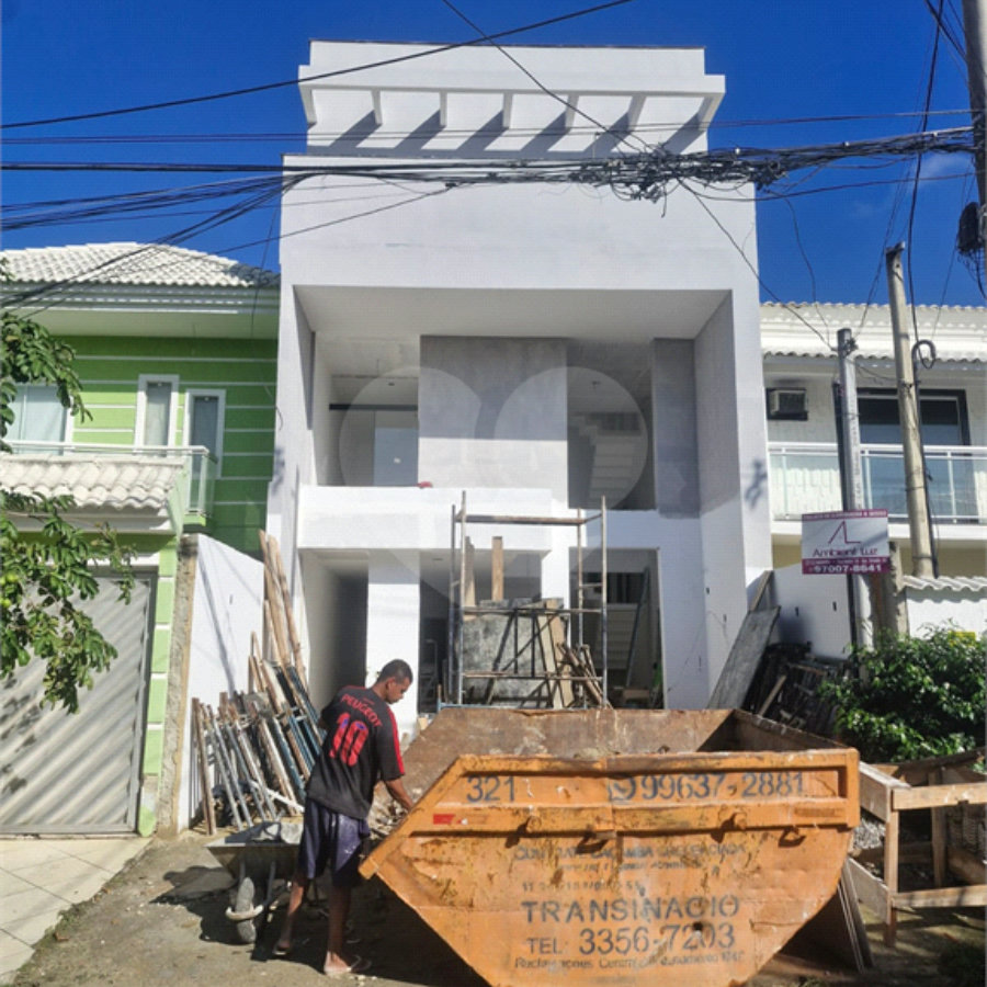 Triplex a venda em condomínio fechado Vale das Palmeiras