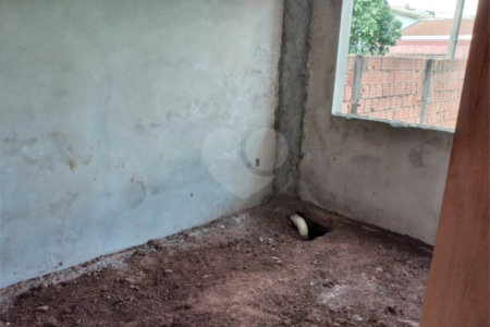 Sobrado em construção no Jardim de Cresci .