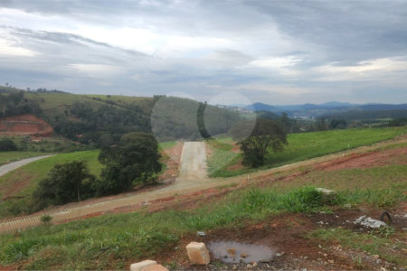 Terrenos de 300 metros em condomínio fechado e prontos para construir na região de Atibaia