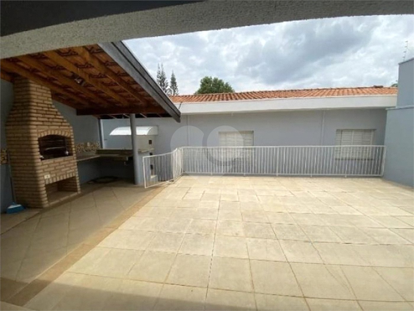 Casa à venda com 3 dormitórios, sendo 1 suite e ampla área de lazer no Jardim Brasil