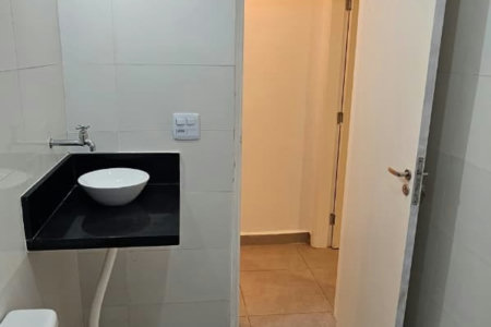 Apartamento de 01 Dormitório na Vila Caiçara — 200 m do Mar
