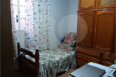 Imóvel Completo com Churrasqueira, 2 Banheiros e Portão Eletrônico