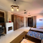 Chácara com excelente infraestrutura, contendo casa com 8 dormitórios, 900 m² de área construída, área total de 3000m², piscina adulto e infantil, churrasqueira, quadra gramada de futebol - Rio Acima - Atibaia/SP 900 m² Área construída 3.000 m² Área do terreno