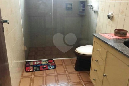Casa térrea com 3 dormitórios, sendo 2 suítes.