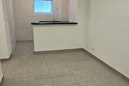 Apartamento de 01 Dormitório na Vila Caiçara — 200 m do Mar