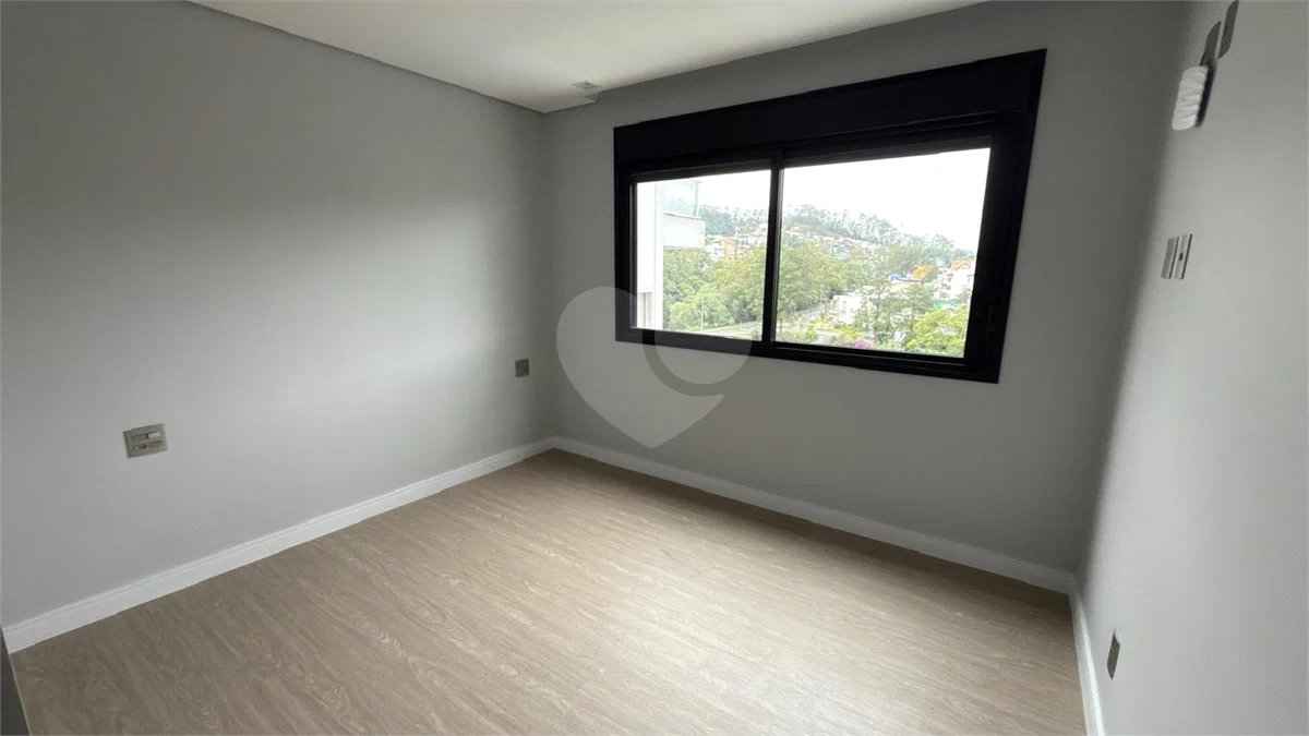 Sobrado de alto padrão no Swiss Park, totalmente reformado, com 4 suítes, piscina, elevador, espaço gourmet, 4 vagas e condomínio com lazer completo.